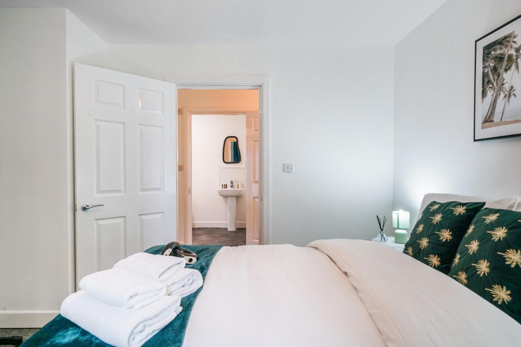 One And Two Bed Apartments Slough Near Heathrow Colnbrook Exterior foto